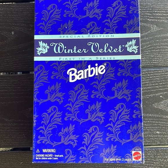 - NRFB Vintage 1995 AVON ~ Winter Velvet Barbie Doll ❄️ - Picture 8 of 16